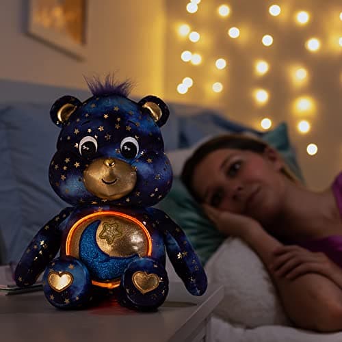 Care Bears Édition Limitée Bedtime Bear Peluche 35 cm - Écusson Lumineux au Ventre - Cadeau Doux pour Enfants & Collecti